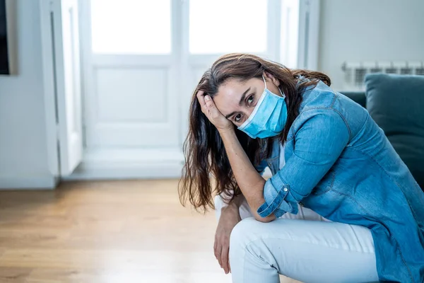 Mujer Latina Triste Con Mascarilla Protectora Sofá Sala Estar Casa — Foto de Stock