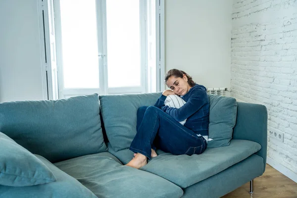 Joven Mujer Latina Atractiva Solitaria Llorando Sofá Sintiéndose Triste Cansada —  Fotos de Stock