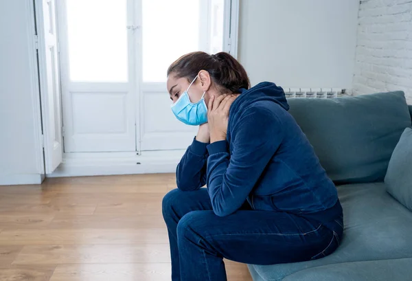 在家里客厅的沙发上 戴着防护面罩的悲哀的拉汀女人感到疲惫 并担心自己会在卡罗纳维耶斯的封锁和社交疏远中遭受抑郁症的折磨 精神健康和隔离概念 — 图库照片