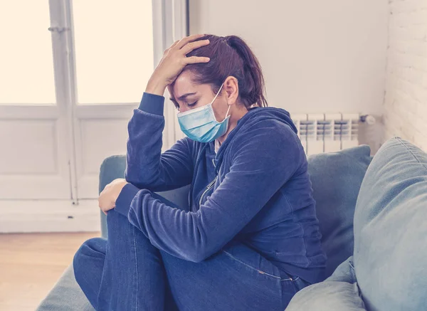 Mujer Latina Triste Con Mascarilla Protectora Sofá Sala Estar Casa — Foto de Stock