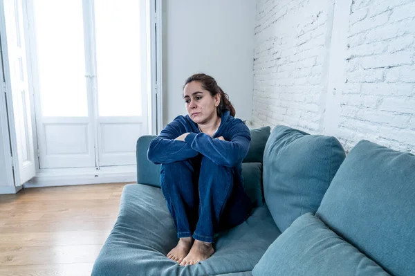 Yalnız Çekici Latin Bir Kadın Kanepesinde Ağlıyor Üzgün Yorgun Endişeli — Stok fotoğraf
