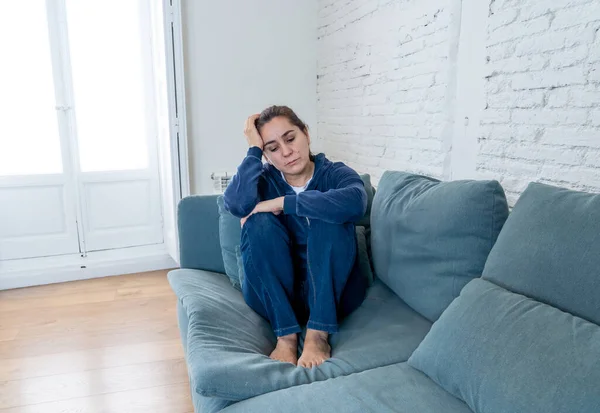 Jovem Mulher Latina Atraente Solitária Chorando Sofá Sentindo Triste Cansado — Fotografia de Stock