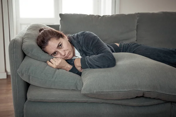 Joven Mujer Latina Atractiva Solitaria Llorando Sofá Sintiéndose Triste Cansada —  Fotos de Stock