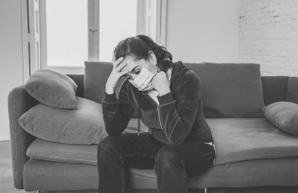 Smutna Latynoska Kobieta Maską Ochronną Salonie Kanapie Zmęczona Zaniepokojona Depresją — Zdjęcie stockowe