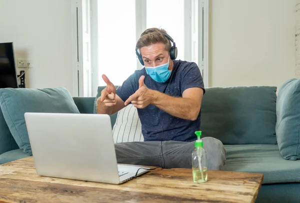 Glad Affärsman Laptop Som Jobbar Hemifrån Frilansare Dator Videokonferens Med — Stockfoto