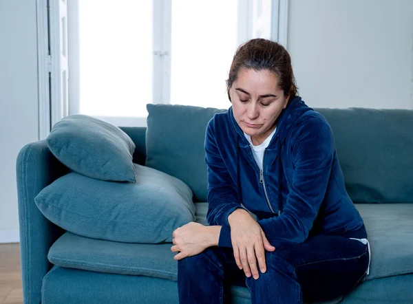 Jovem Mulher Latina Atraente Solitária Chorando Sofá Sentindo Triste Cansado — Fotografia de Stock