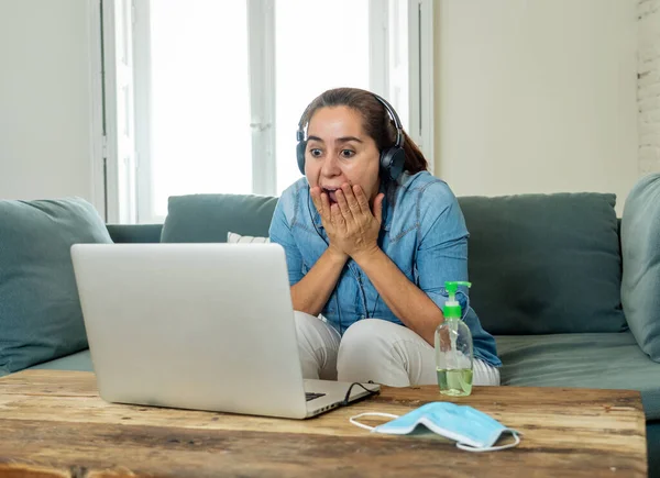 在笔记本电脑上工作的成功女性快乐 在Covid 19锁定 社交距离和新的正常概念中远程工作的视频会议虚拟会议中的自由职业者或员工 — 图库照片