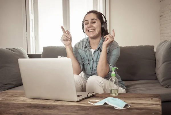 Feliz Mujer Exitosa Ordenador Portátil Que Trabaja Desde Casa Freelancer — Foto de Stock