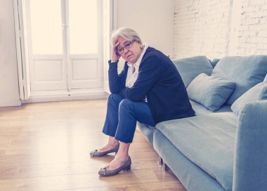 Yalnız, yaşlı, bunalımlı, dul bir kadın evde karantinada, üzgün ve endişeli bir şekilde ağlıyor. Kocası ve ailesi kayıp, COVID-19 salgını, tecrit, sosyal mesafeler ve zihinsel sağlık sorunları yaşıyor..