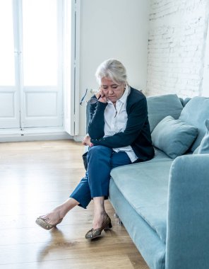 Yalnız, yaşlı, bunalımlı, dul bir kadın evde karantinada, üzgün ve endişeli bir şekilde ağlıyor. Kocası ve ailesi kayıp, COVID-19 salgını, tecrit, sosyal mesafeler ve zihinsel sağlık sorunları yaşıyor..