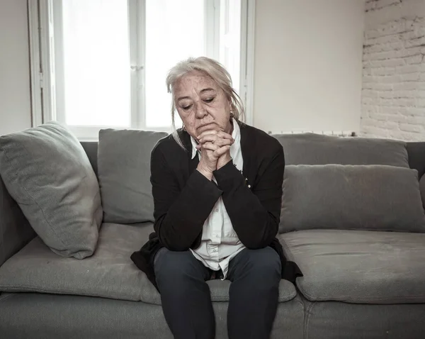 Mulher Idosa Viúva Solitária Deprimida Chorando Sofá Isolamento Casa Sentindo — Fotografia de Stock