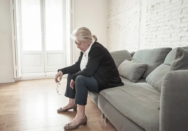 Одинокая Депрессивная Старшая Вдова Плачет Диване Изоляции Дома Чувствуя Грусть — стоковое фото