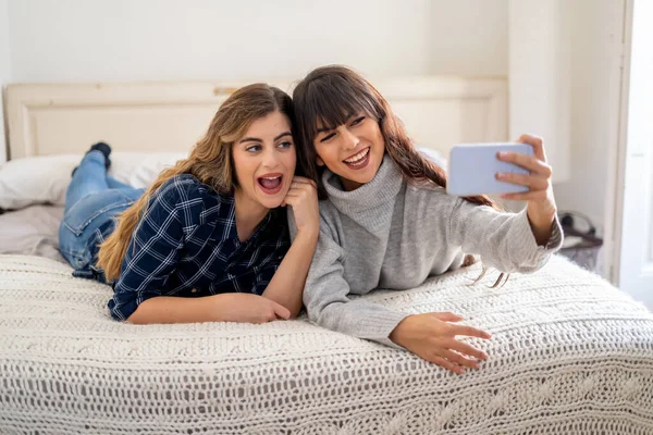 Covid Maradj Otthon Boldog Nők Barátnők Videohívás Csevegés Barátaival Vagy — Stock Fotó