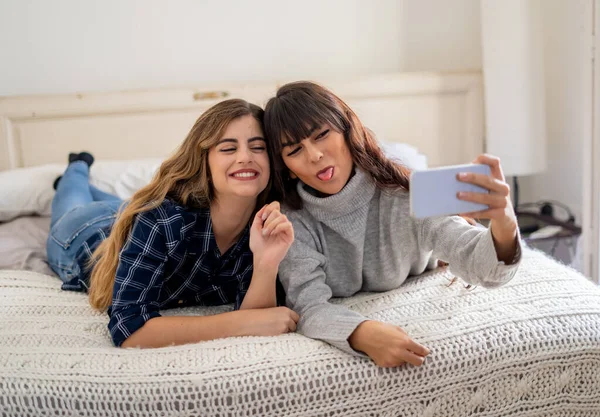 Covid Zůstaňte Doma Zůstaňte Spojení Happy Ženy Přítelkyně Video Volání — Stock fotografie