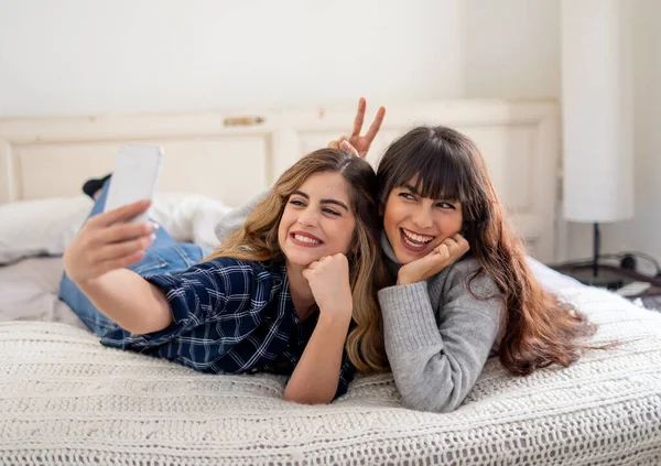 Covid Fique Casa Mantenha Ligado Mulheres Felizes Namoradas Vídeo Chamando — Fotografia de Stock