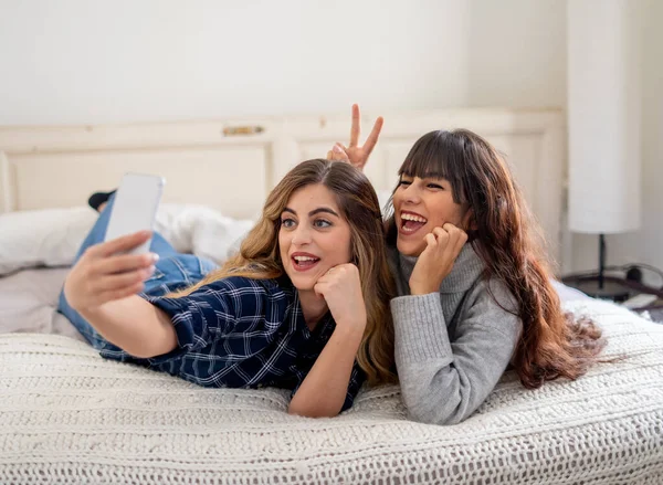 Covid Μείνετε Σπίτι Μείνετε Συνδεδεμένοι Ευτυχισμένες Γυναίκες Φίλες Βιντεοκλήση Και — Φωτογραφία Αρχείου
