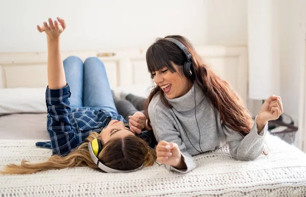 Covid Afgesloten Zelfverzekerde Optimistische Vrouwen Beste Vriendinnen Lachen Luisteren Online — Stockfoto