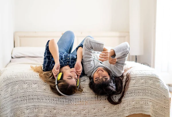 Bloqueo Covid Mujeres Seguras Optimistas Mejores Amigas Riendo Escuchando Música — Foto de Stock