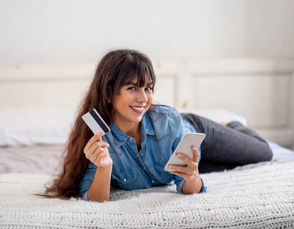 Brote Covid Apagado Compras Línea Atractiva Joven Con Tarjeta Crédito — Foto de Stock