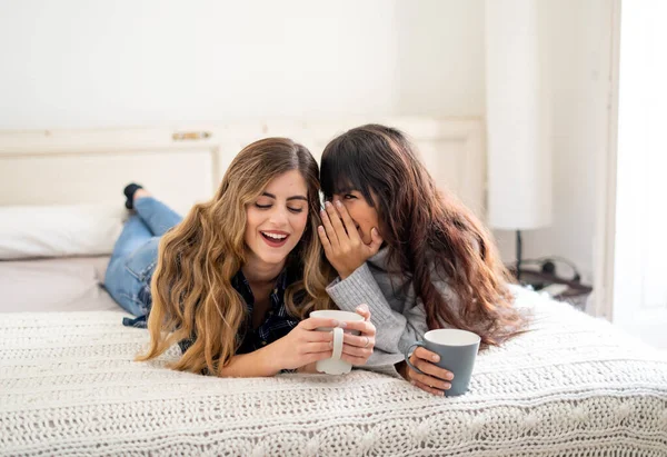 Blocco Del Covid Donne Fiduciose Ottimiste Migliori Amiche Che Parlano — Foto Stock