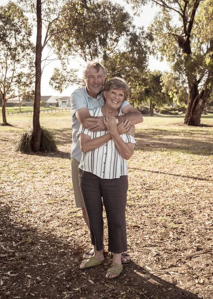 Portrait Couple Aînés Caucasiens Dans Les Années Embrassant Amour Affection — Photo