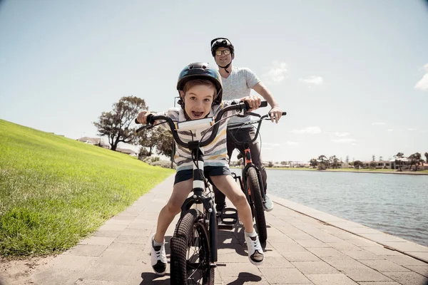 Happy Father Son Riding Bicycles Lake Father Son Having Fun — Stock Photo, Image