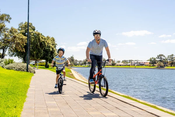 Happy Father Son Riding Bicycles Lake Father Son Having Fun — Stock Photo, Image