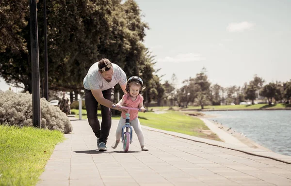 Little Girl Learning Ride Bicycle His Father Park Lake Father — Stock Photo, Image