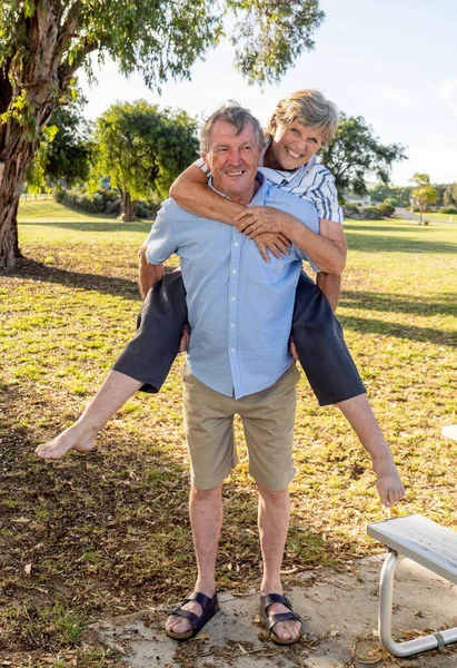 Äldre Äldre Äldre Par Kärlek Omfamna Och Kul Tillsammans Parken — Stockfoto