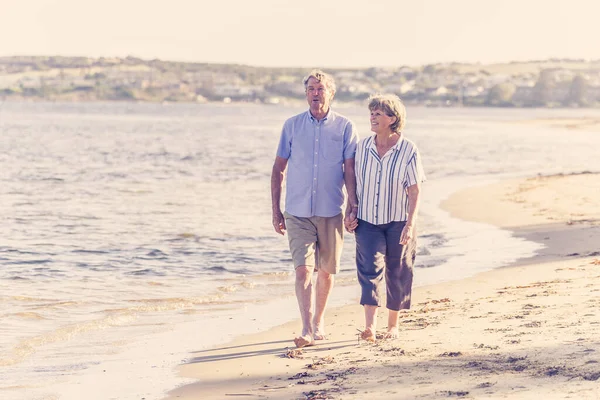 Glada Äldre Par Omfamnar Och Håller Händerna Gående Tom Strand — Stockfoto