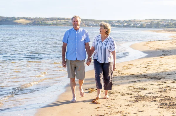 Heureux Couple Personnes Âgées Embrassant Tenant Main Marchant Sur Plage — Photo