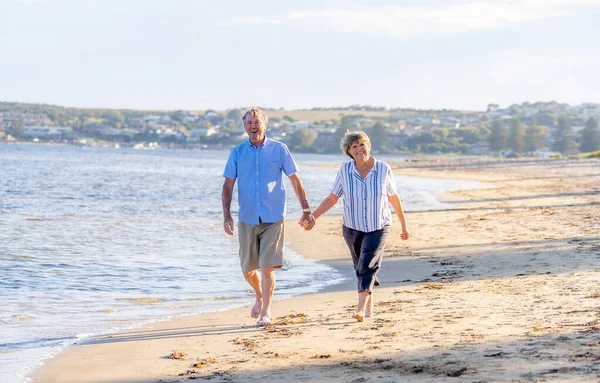 Heureux Couple Personnes Âgées Embrassant Tenant Main Marchant Sur Plage — Photo