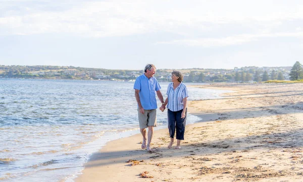 Heureux Couple Personnes Âgées Embrassant Tenant Main Marchant Sur Plage — Photo