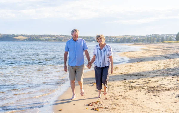 Heureux Couple Personnes Âgées Embrassant Tenant Main Marchant Sur Plage — Photo