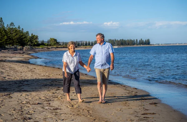 Heureux Couple Personnes Âgées Embrassant Tenant Main Marchant Sur Plage — Photo