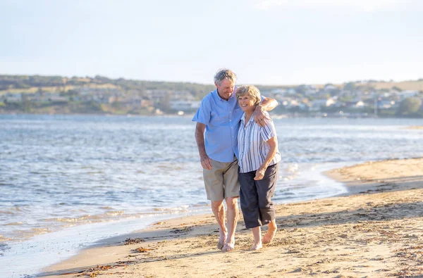 Heureux Couple Personnes Âgées Embrassant Tenant Main Marchant Sur Plage — Photo