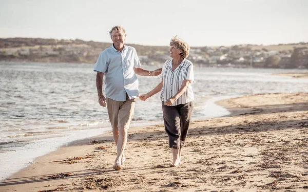 Heureux Couple Personnes Âgées Embrassant Tenant Main Marchant Sur Plage — Photo