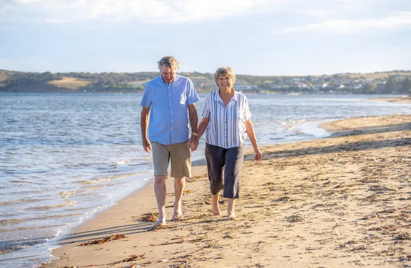 Heureux Couple Personnes Âgées Embrassant Tenant Main Marchant Sur Plage — Photo