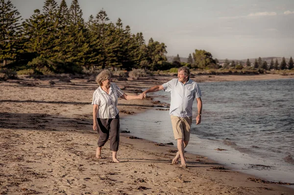 Heureux Couple Personnes Âgées Embrassant Tenant Main Marchant Sur Plage — Photo