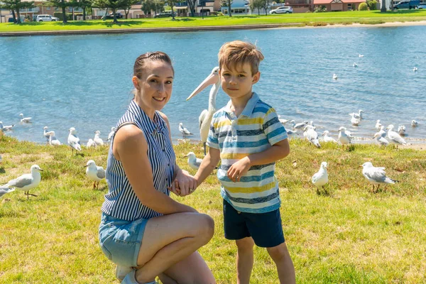 Glückliche Mutter Und Sohn Haben Spaß Beim Füttern Der Pelikane — Stockfoto