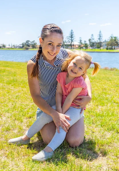 Retrato Positivo Mãe Filha Divertindo Juntas Junto Lago Uma Menina — Fotografia de Stock