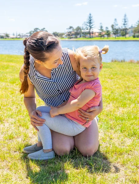 Retrato Positivo Mãe Filha Divertindo Juntas Junto Lago Uma Menina — Fotografia de Stock