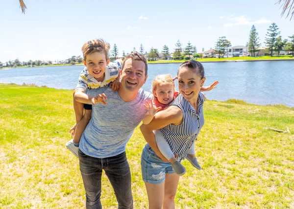 Glückliches Familienporträt Von Mutter Vater Sohn Und Tochter Die Gemeinsam — Stockfoto