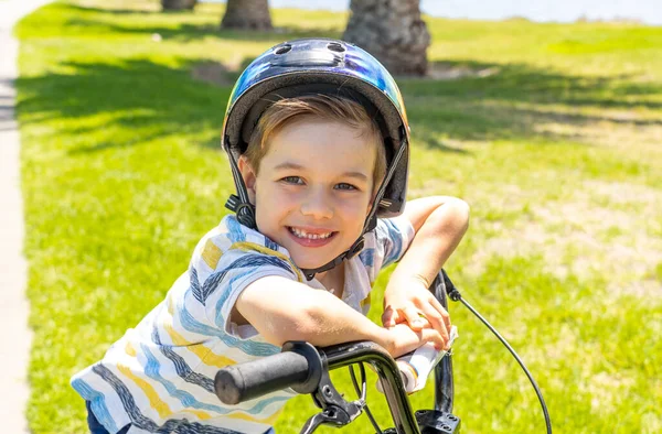 Cute Cheerful Boy Helmet His New Bike Lake Park Lifestyle — Stock Photo, Image