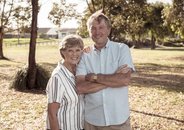 Portrait Couple Aînés Caucasiens Dans Les Années Embrassant Amour Affection — Photo