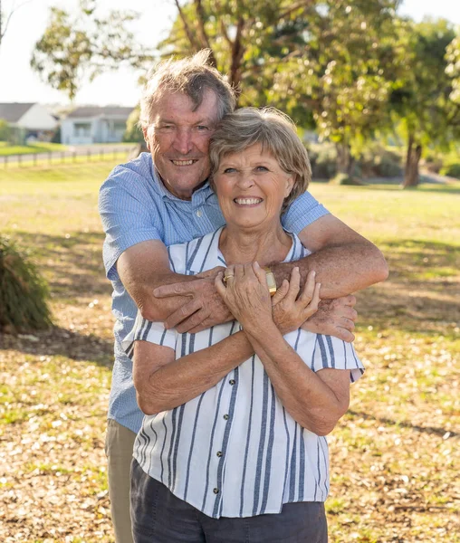 Porträtt Kaukasiska Äldre Par Årsåldern Som Visar Kärlek Och Tillgivenhet — Stockfoto