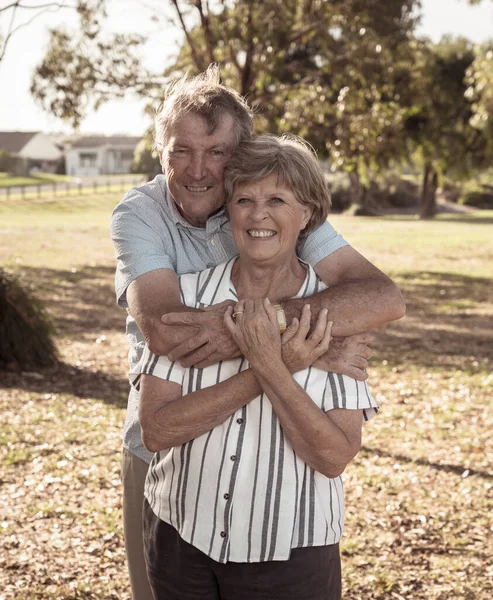 Porträtt Kaukasiska Äldre Par Årsåldern Som Visar Kärlek Och Tillgivenhet — Stockfoto