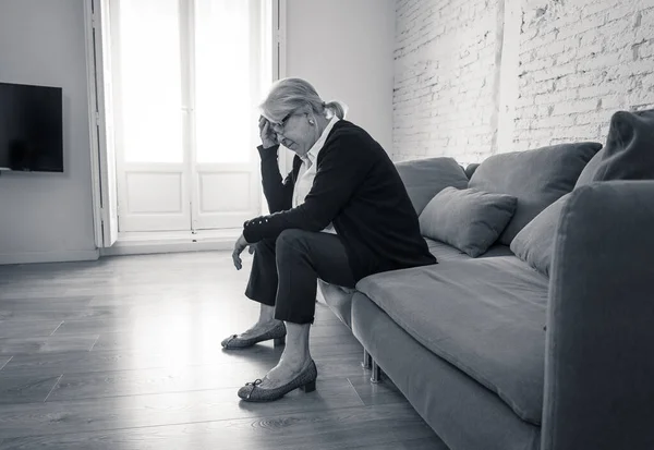 Samotnie Przygnębiona Starsza Wdowa Płacząca Kanapie Izolacji Domu Smutna Zmartwiona — Zdjęcie stockowe