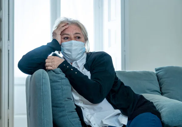 Mujer Viuda Mayor Deprimida Solitaria Con Máscara Protectora Llorando Sofá —  Fotos de Stock