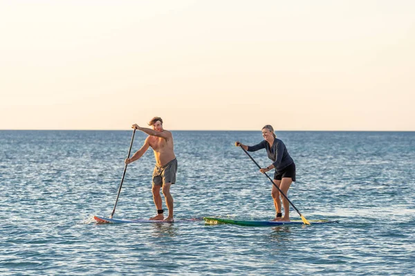 Maturo Coppia Caucasica Sup Paddleboarding Divertirsi Sul Tranquillo Mare Calmo — Foto Stock